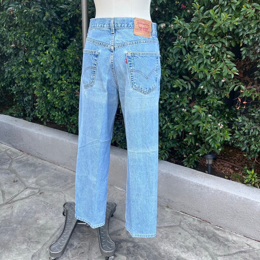 Vintage 2002 Levi’s 550 Relaxed Straight Leg Jeans Medium Light Wash Distressed